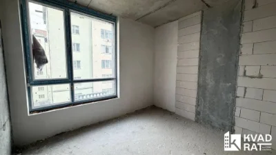 здана 3км квартира біля ТЦ Велес