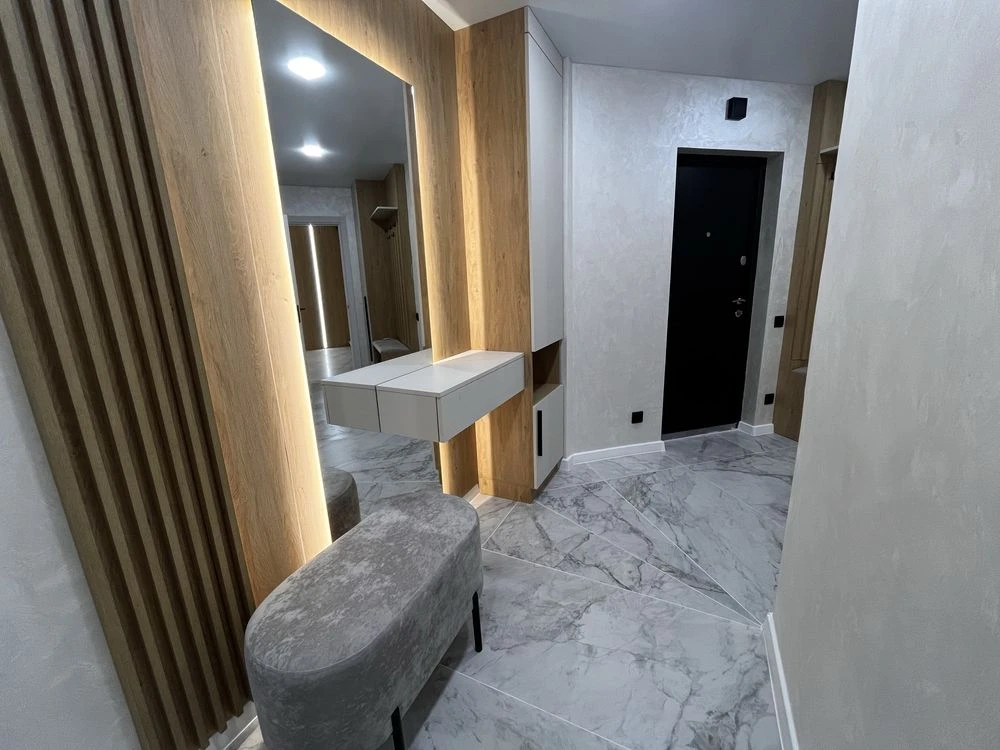 Продам простору велику 2 кімнатну квартиру у новобудові