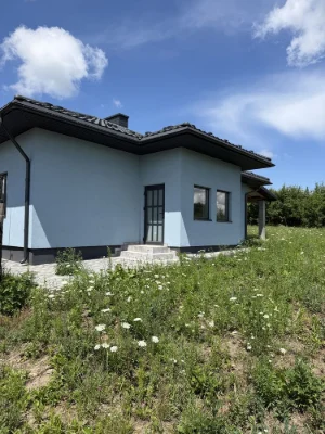 Подалі від усі, з комунікаціями та норм.підʼїздом