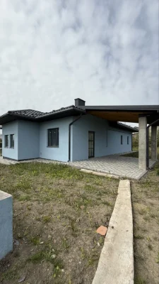 Подалі від усі, з комунікаціями та норм.підʼїздом