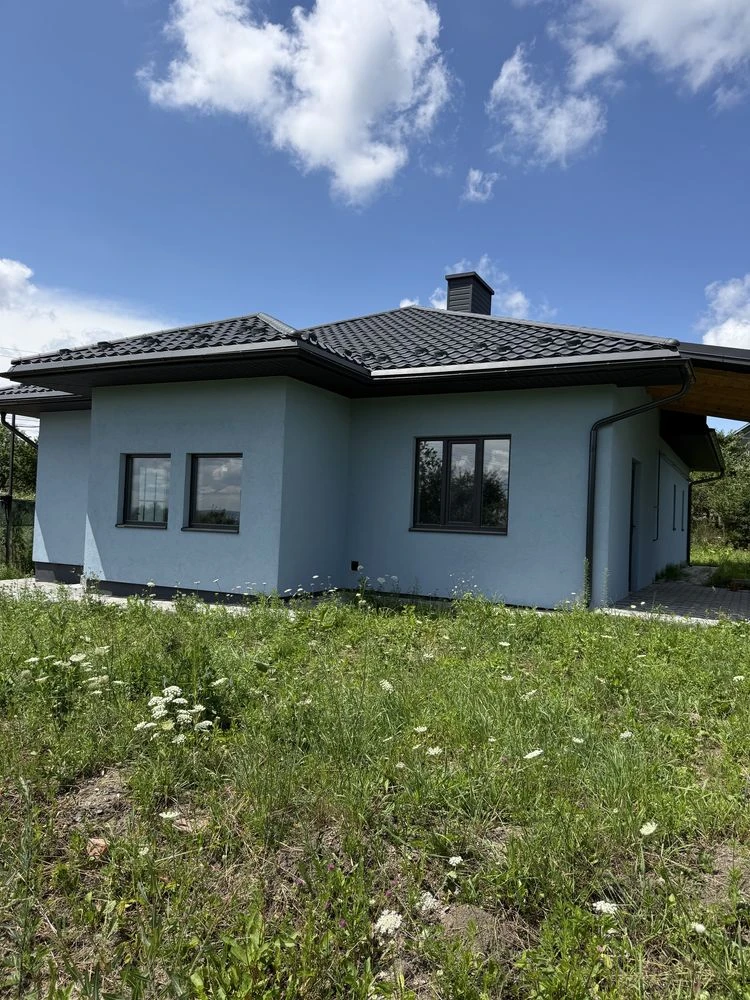 Подалі від усі, з комунікаціями та норм.підʼїздом
