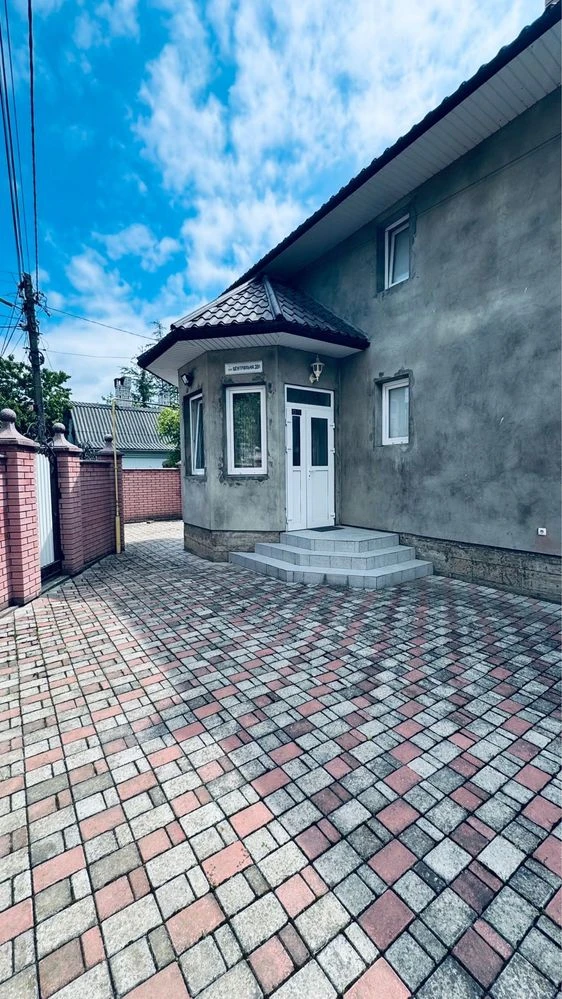 Продається двоповерховий будинок з ремонтом та меблями