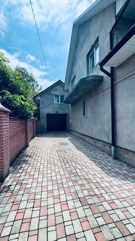 Продається двоповерховий будинок з ремонтом та меблями
