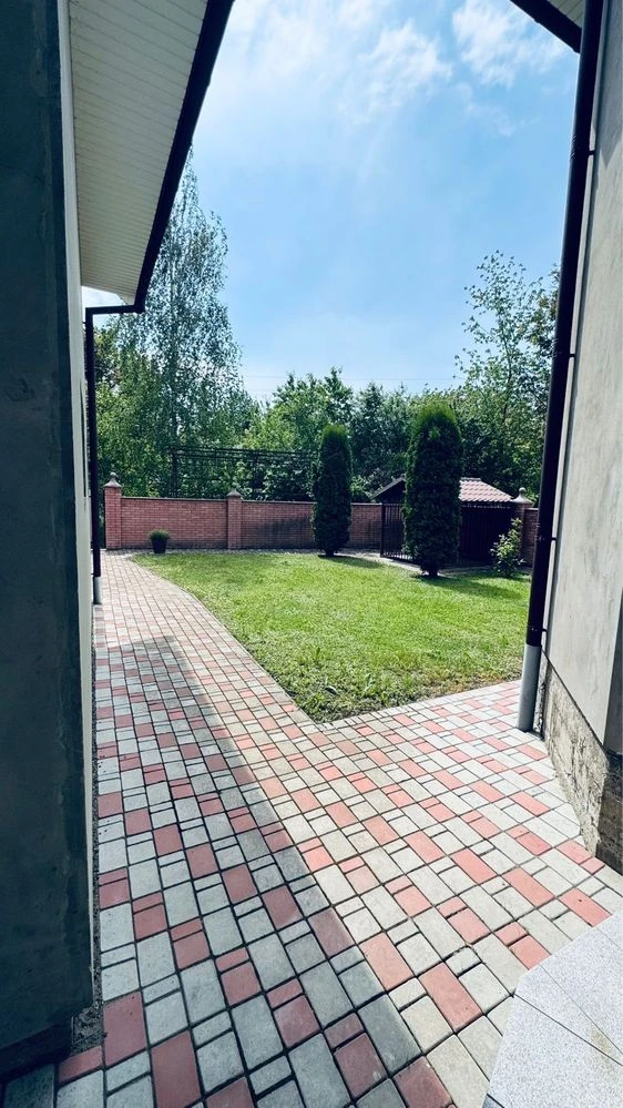 Продається двоповерховий будинок з ремонтом та меблями