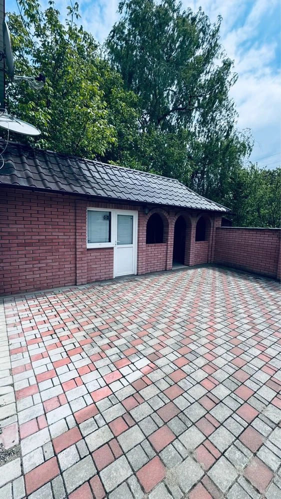 Продається двоповерховий будинок з ремонтом та меблями
