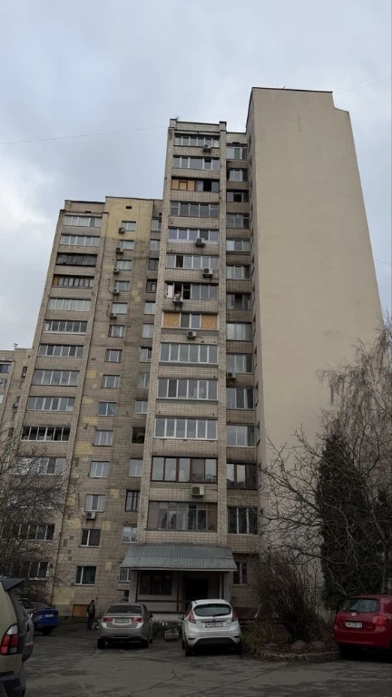 Радченко 4, цегляний будинок, метрові стіни, 3 кімнатна квар