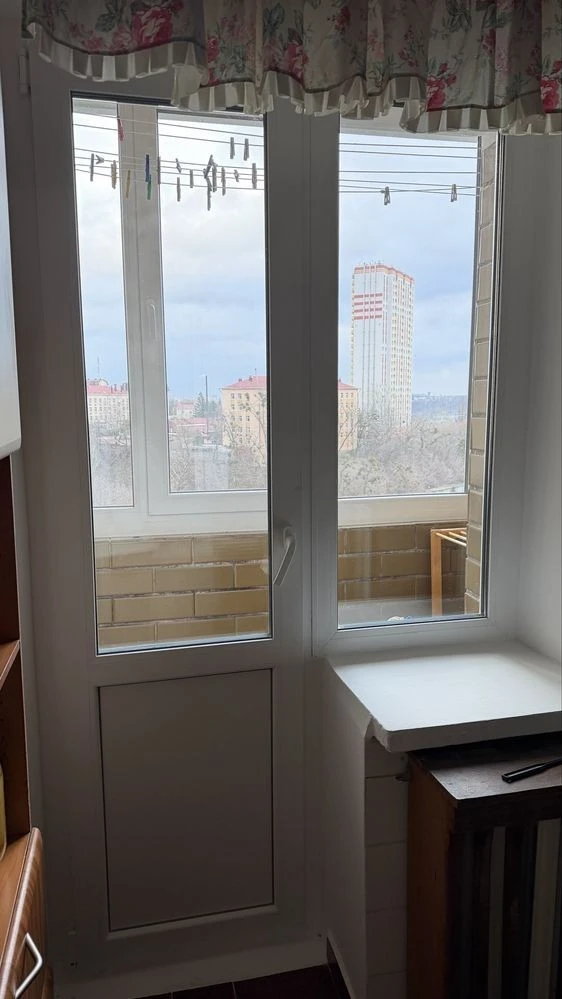 Радченко 4, цегляний будинок, метрові стіни, 3 кімнатна квар
