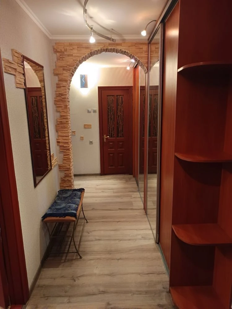 Здається світла затишна 2 кім. квартира 4/16,метро Харківськ