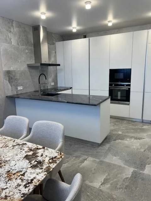 Продам 3к квартиру з авторським ремонтом!