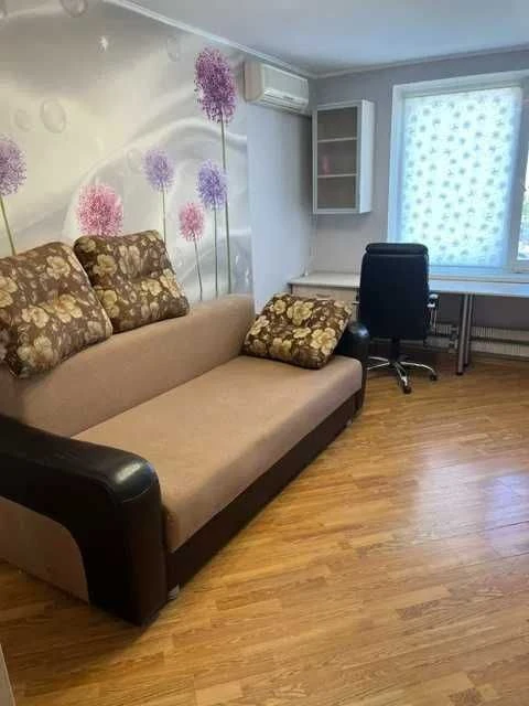 Терміновий продаж! 3-кімнатна квартира з ремонтом на русанів