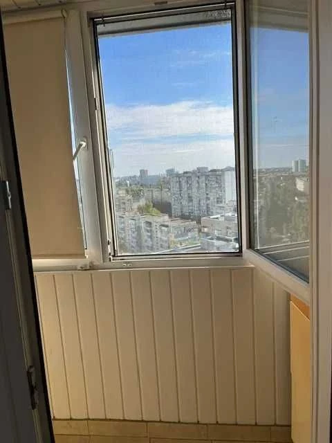 Терміновий продаж! 3-кімнатна квартира з ремонтом на русанів