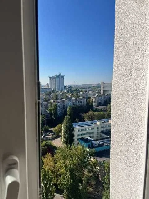 Терміновий продаж! 3-кімнатна квартира з ремонтом на русанів