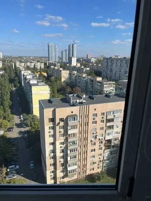 Терміновий продаж! 3-кімнатна квартира з ремонтом на русанів