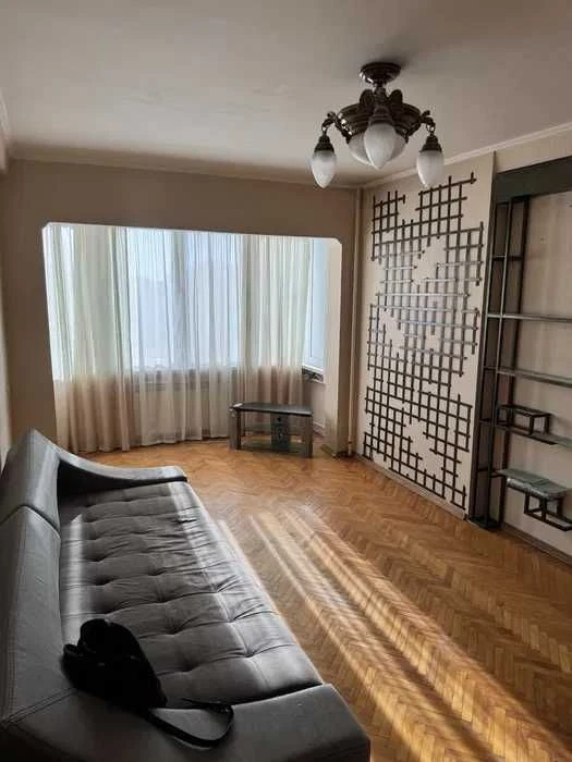 Продам 3-кімнатну квартиру в Києві, Деснянський район, вул.