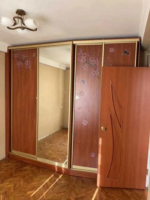 Продам 3-кімнатну квартиру в Києві, Деснянський район, вул.
