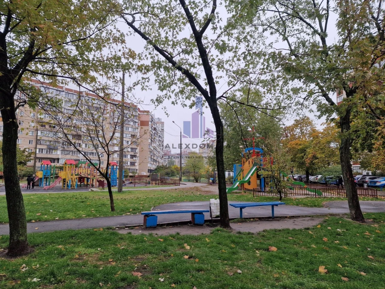 Продаж 1 кімнатної квартири по вул. Сержа Лифаря (Сабурова),