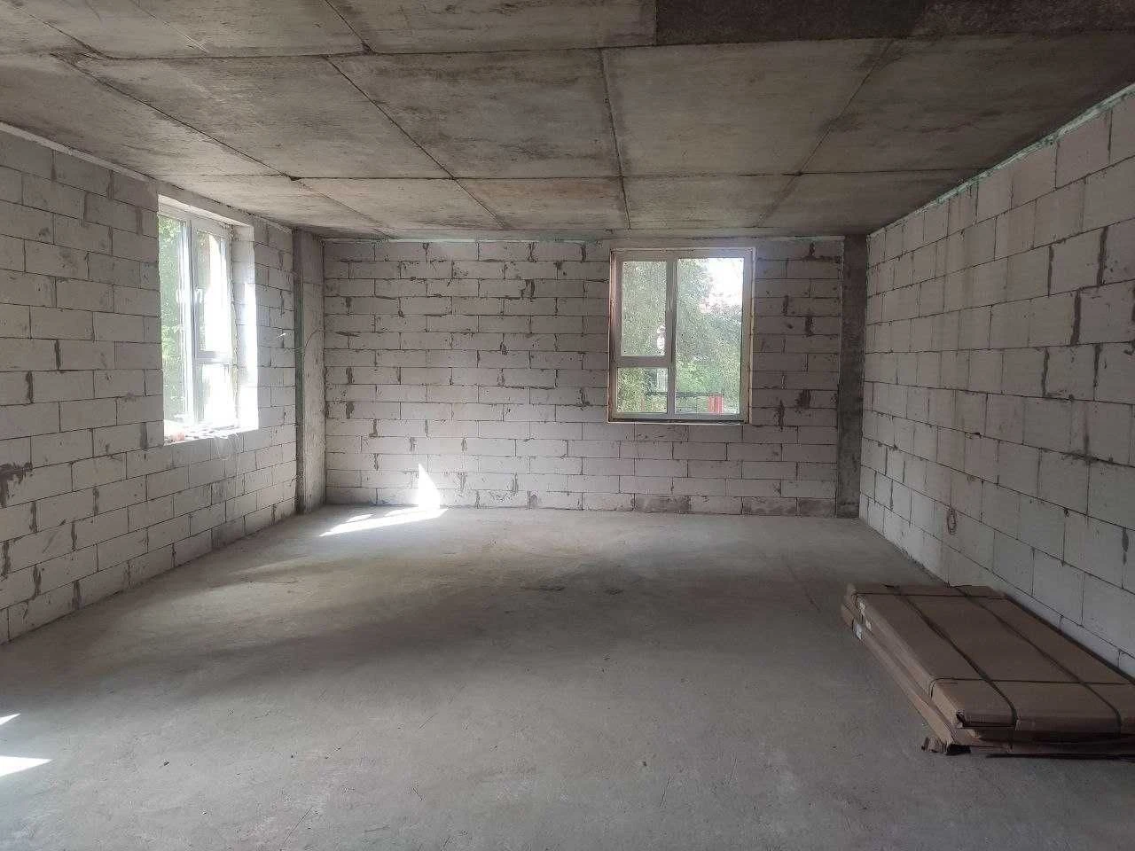 Новий будик з газом, ліфтом, паркінгом та документами - Ясли
