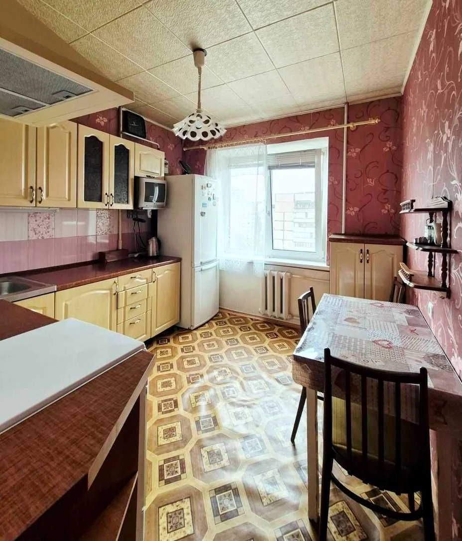 Продам 3-к квартиру на ж/м Победа, пр. Героев
