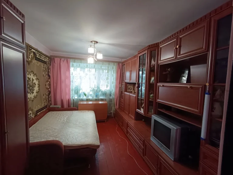 Дві кімнати в гуртожитку, Льонокомбінат