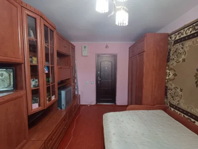 Дві кімнати в гуртожитку, Льонокомбінат
