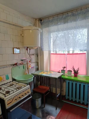 Дві кімнати в гуртожитку, Льонокомбінат