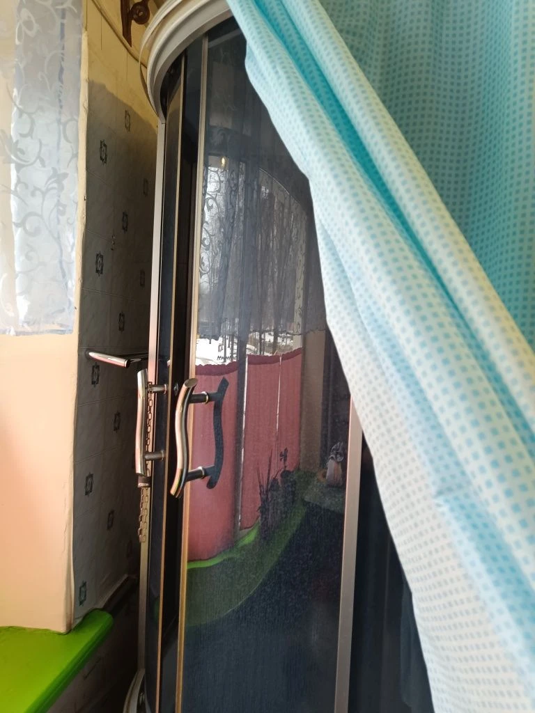 Дві кімнати в гуртожитку, Льонокомбінат