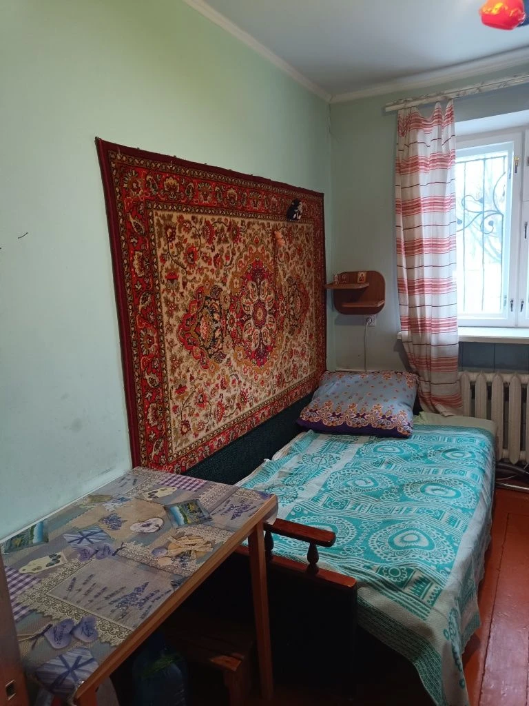 Дві кімнати в гуртожитку, Льонокомбінат