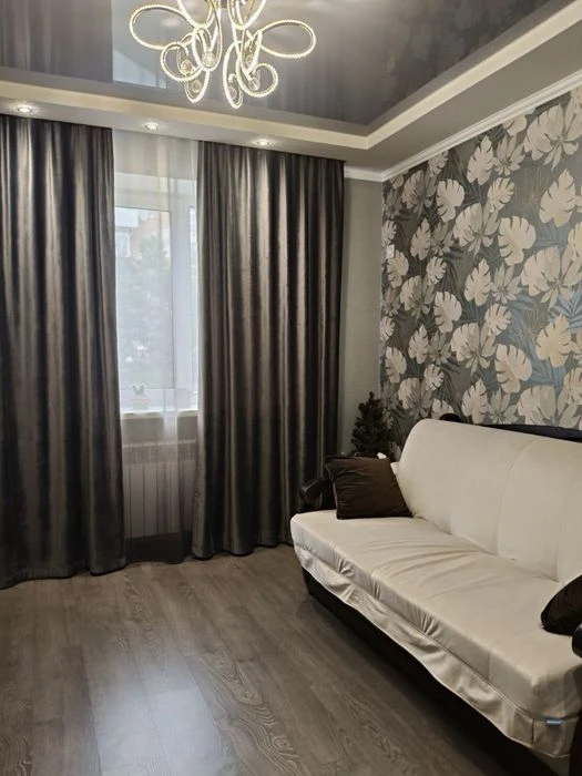 Selling a one-room studio apartment in the New Houses area.