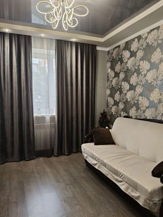 Selling a one-room studio apartment in the New Houses area.
