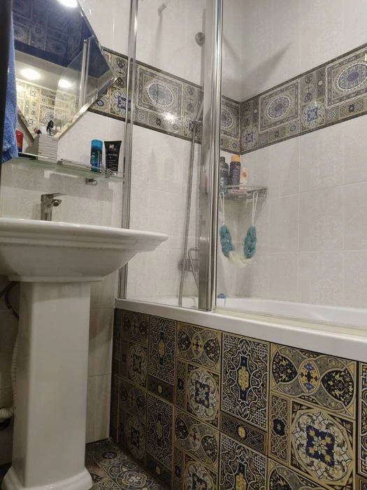 Selling a one-room studio apartment in the New Houses area.