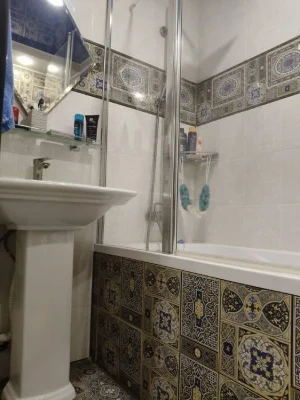 Selling a one-room studio apartment in the New Houses area.