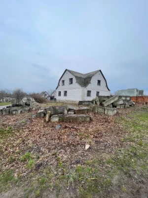 Продаж земельної ділянки з недобудованим будинком