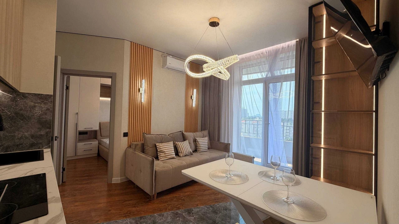 Продам  2 кімнатну квартиру с кухнею вітальньою ЖК 4 сезони