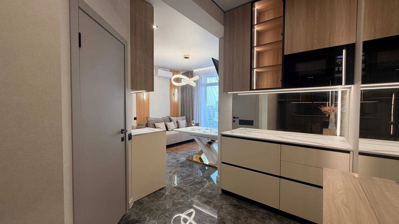 Продам  2 кімнатну квартиру с кухнею вітальньою ЖК 4 сезони