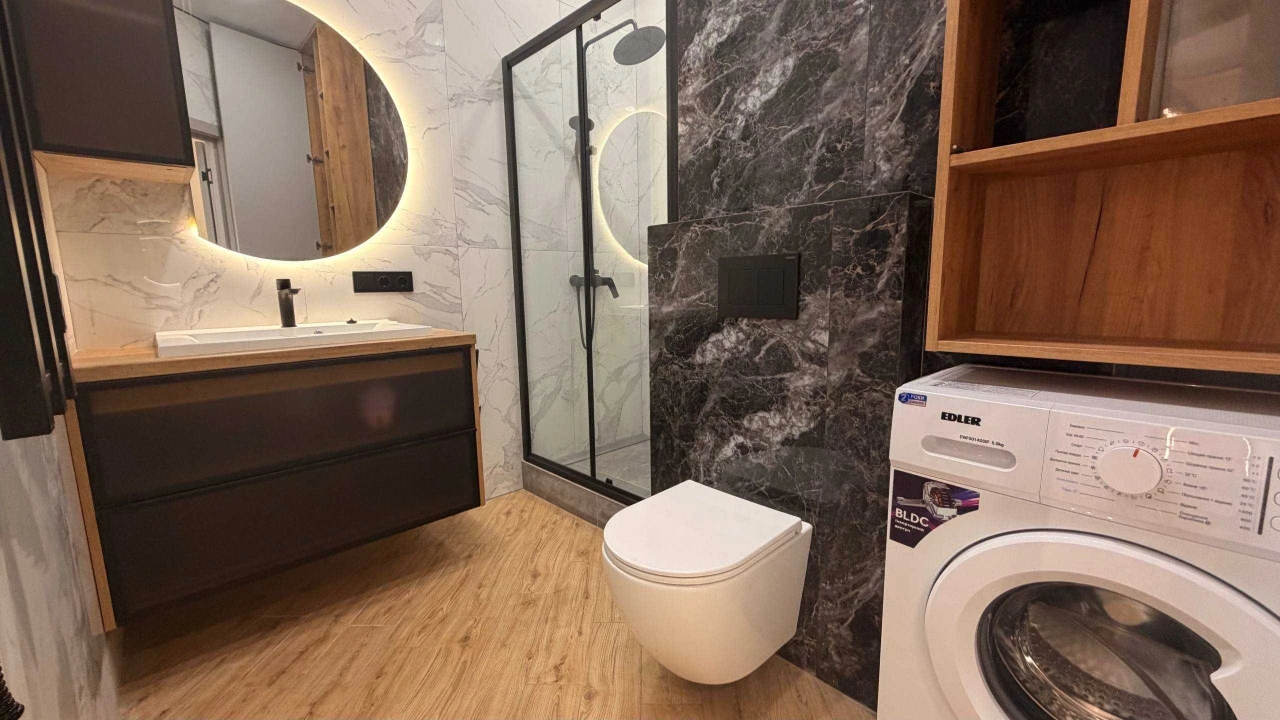 Продам  2 кімнатну квартиру с кухнею вітальньою ЖК 4 сезони