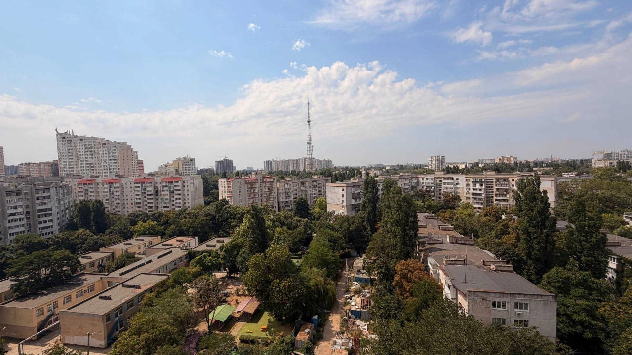 Продам  2 кімнатну квартиру с кухнею вітальньою ЖК 4 сезони