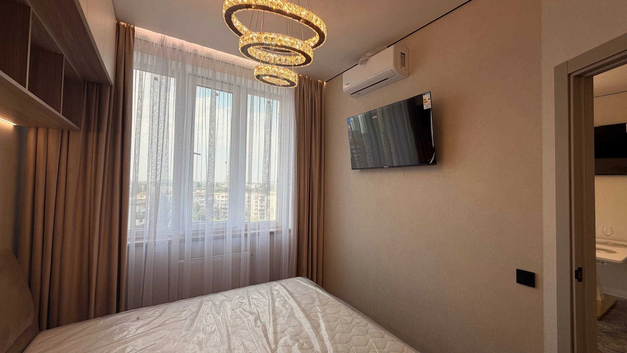Продам  2 кімнатну квартиру с кухнею вітальньою ЖК 4 сезони