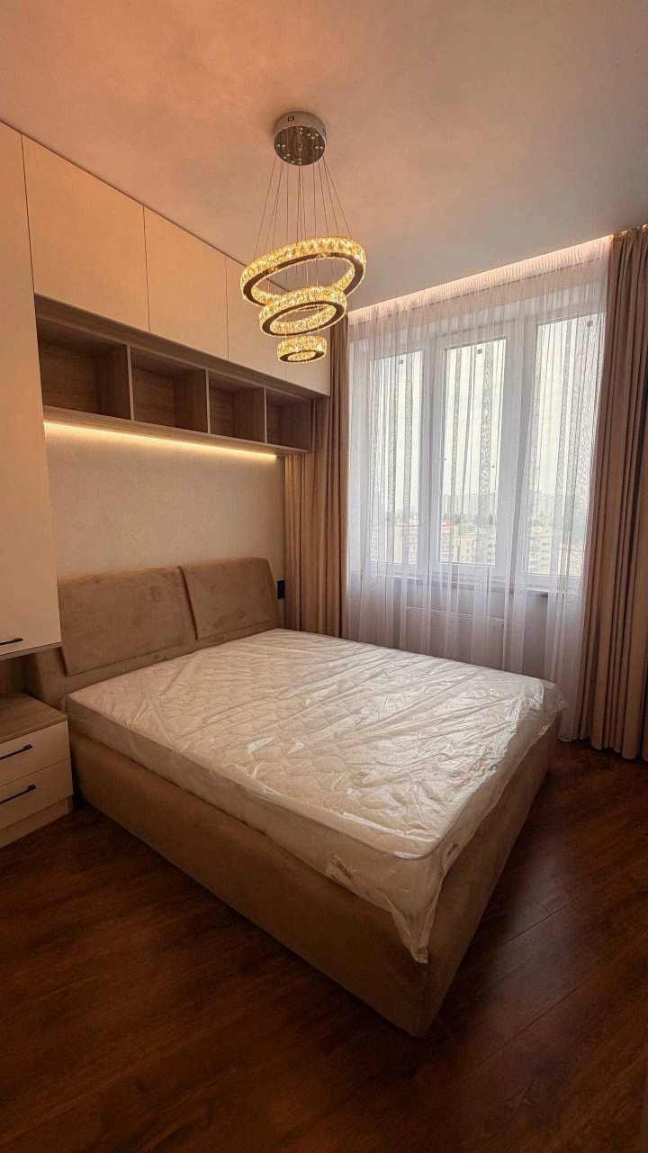 Продам  2 кімнатну квартиру с кухнею вітальньою ЖК 4 сезони