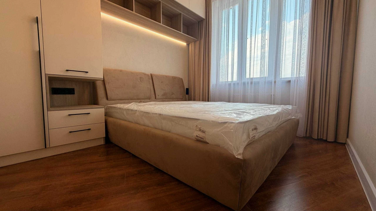 Продам  2 кімнатну квартиру с кухнею вітальньою ЖК 4 сезони