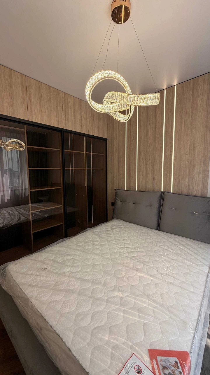 Продам  2 кімнатну квартиру с кухнею вітальньою ЖК 4 сезони