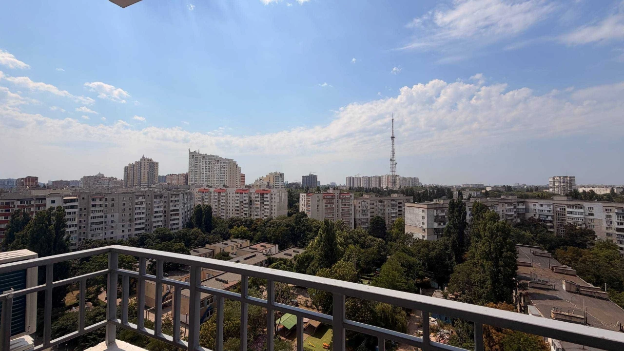 Продам  2 кімнатну квартиру с кухнею вітальньою ЖК 4 сезони