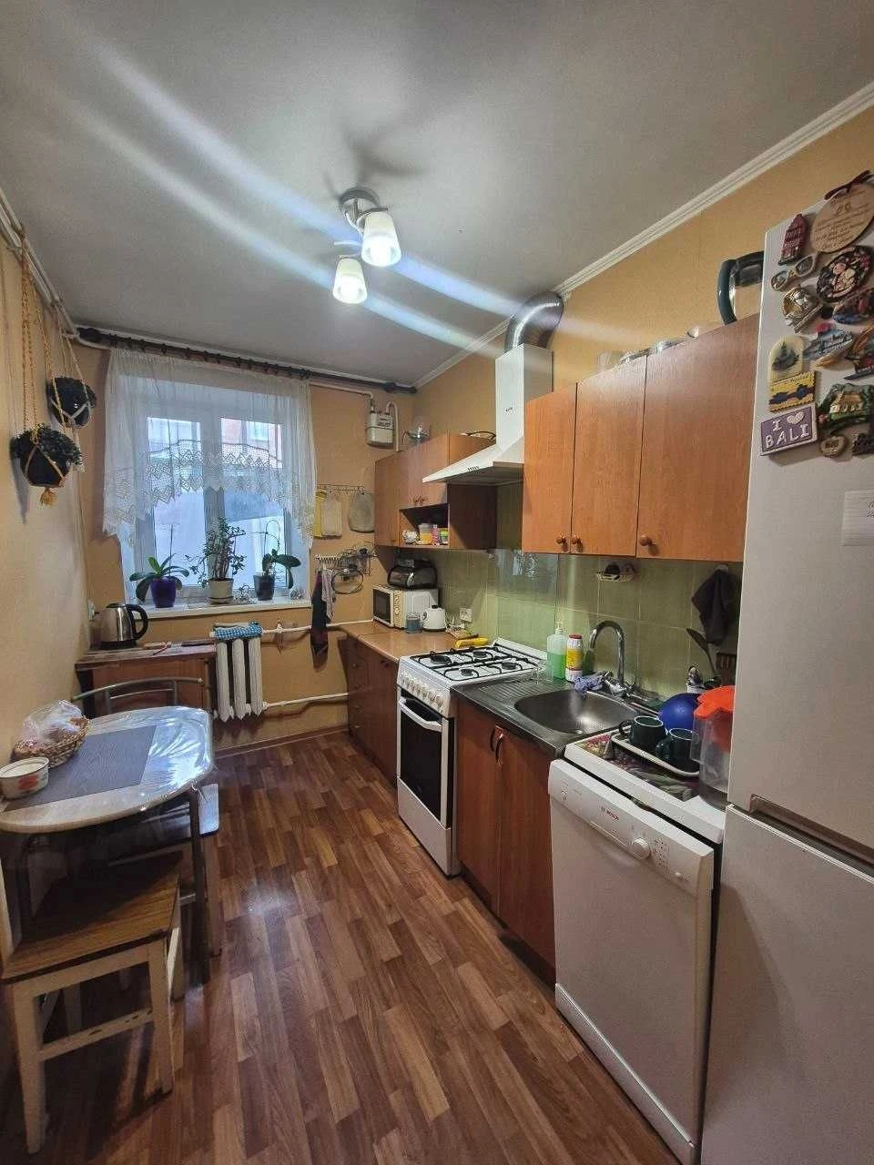 Продам 2-кім квартиру в центрі  з меблями та технікою на зру