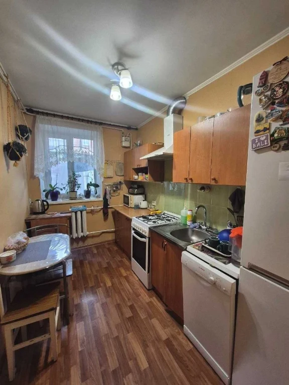 Продам 2-кім квартиру в центрі  з меблями та технікою на зру