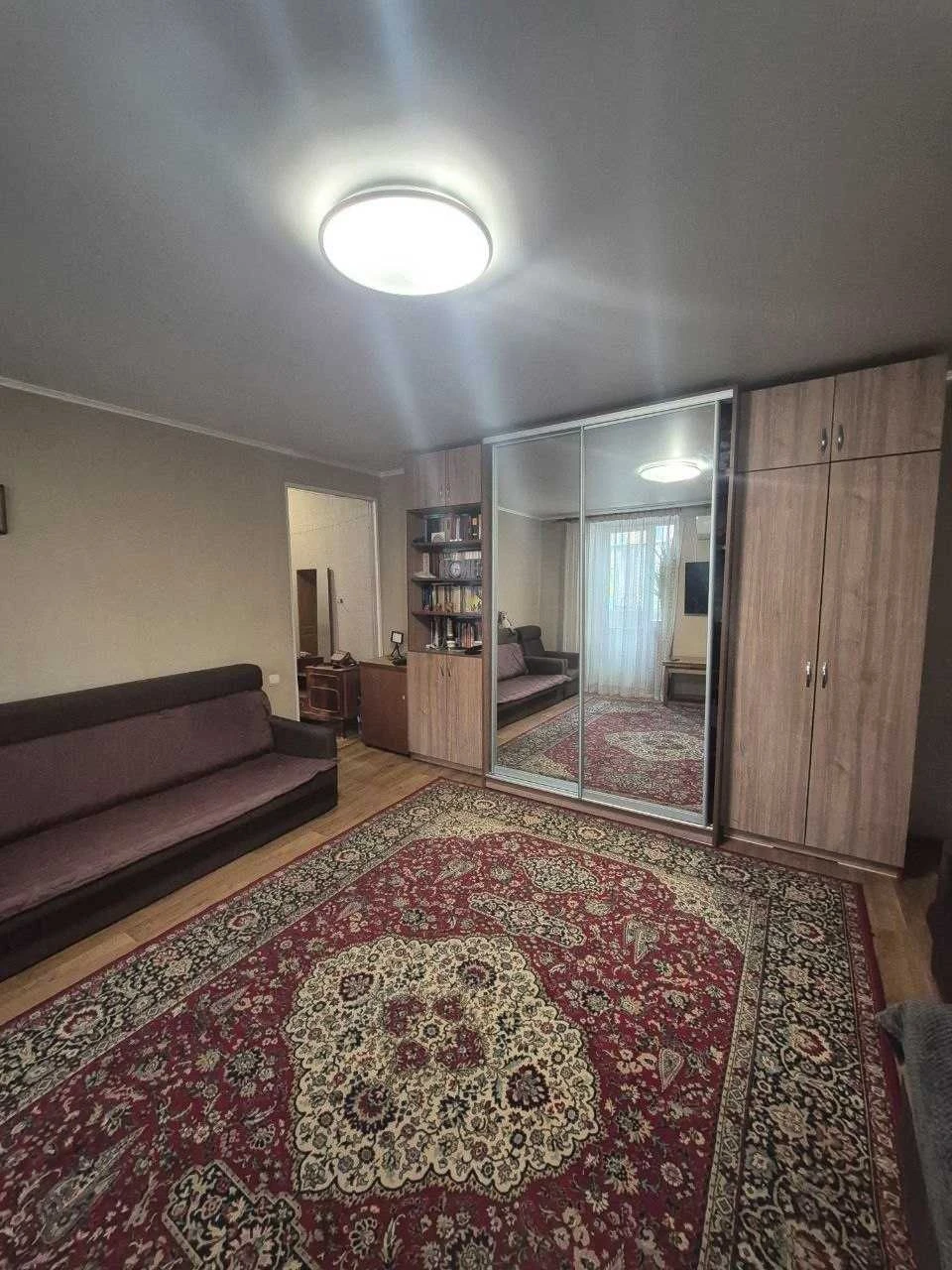 Продам 2-кім квартиру в центрі  з меблями та технікою на зру