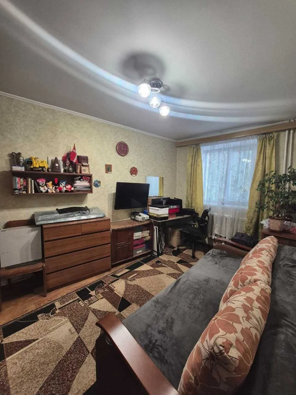 Продам 2-кім квартиру в центрі  з меблями та технікою на зру