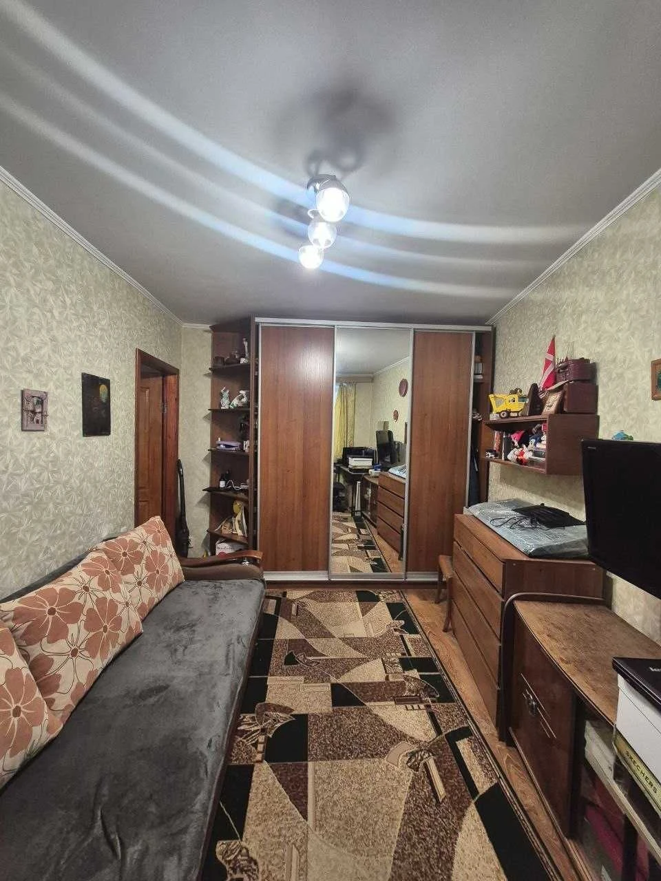 Продам 2-кім квартиру в центрі  з меблями та технікою на зру