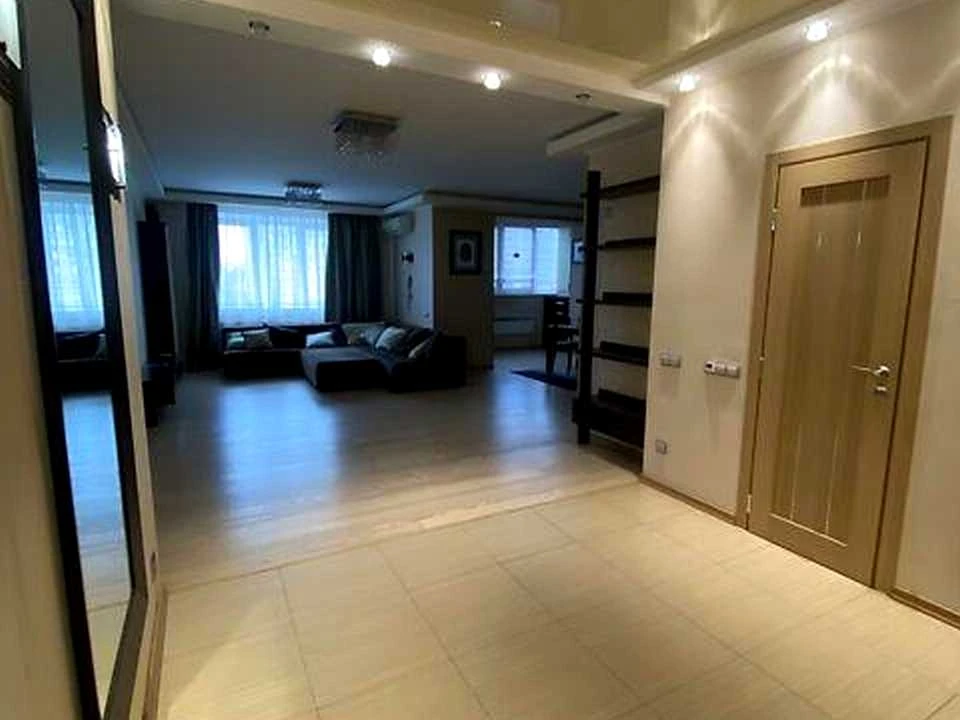 Квартира. Київ, Голосіївська вул.