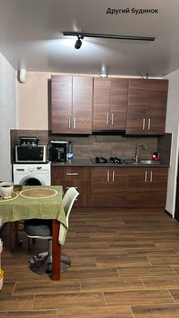 Продаж сучасного будинку з сауною біля лісу
