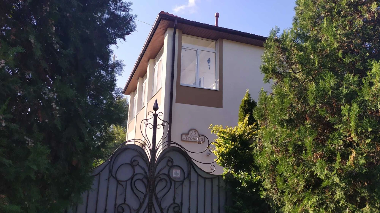 Продаж будинку 281 м2 з автономним живленням, парковою зоною