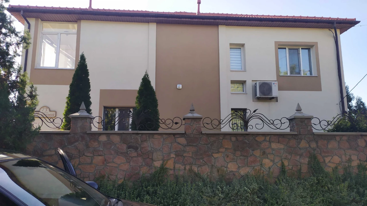 Продаж будинку 281 м2 з автономним живленням, парковою зоною